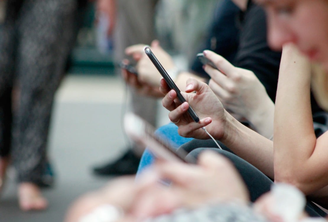 Tar du tillvara på allt som nätet har att erbjuda dig? 43 mobiltelefon hand unsplash robin rednine