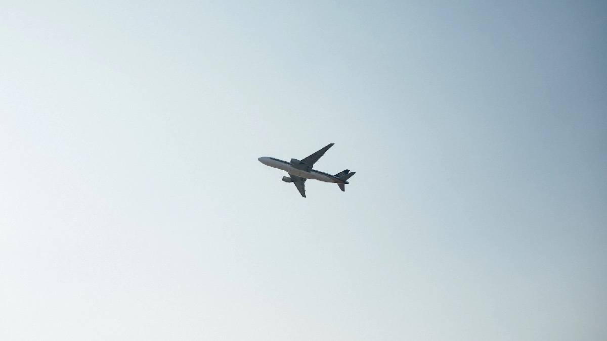 airplane flygplan hanson lu unsplash