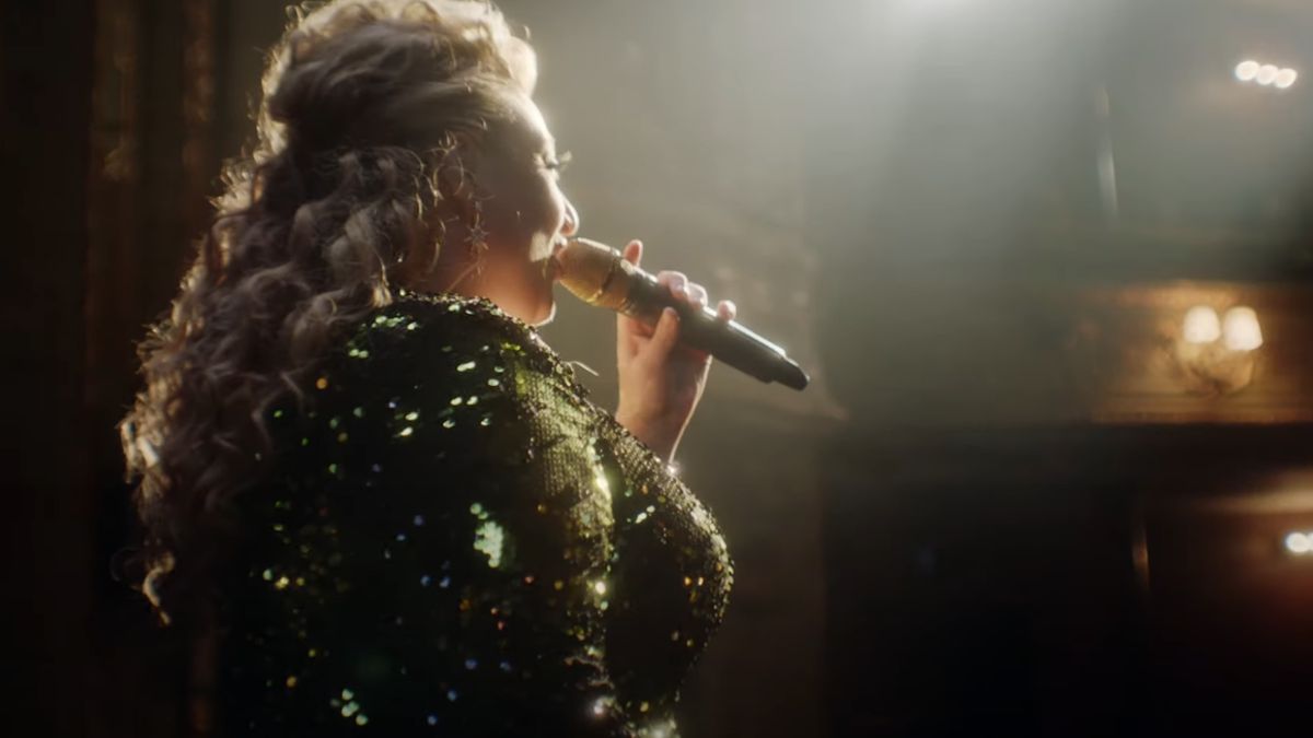 Sarah Dawn Finers nytolkning av "Glöggen heter Blossa"-låten 43 Sarah Dawn Finer Glöggen heter Blossa