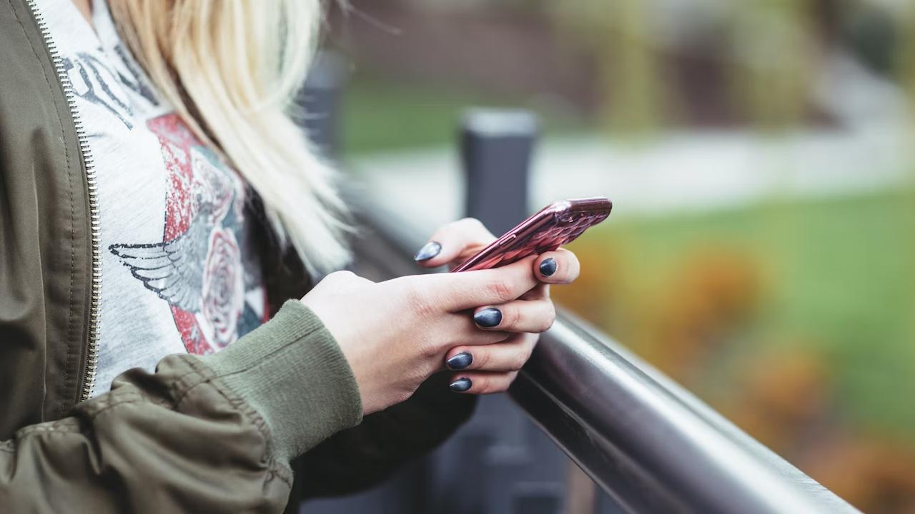 kvinna mobiltelefon freestocks unsplash