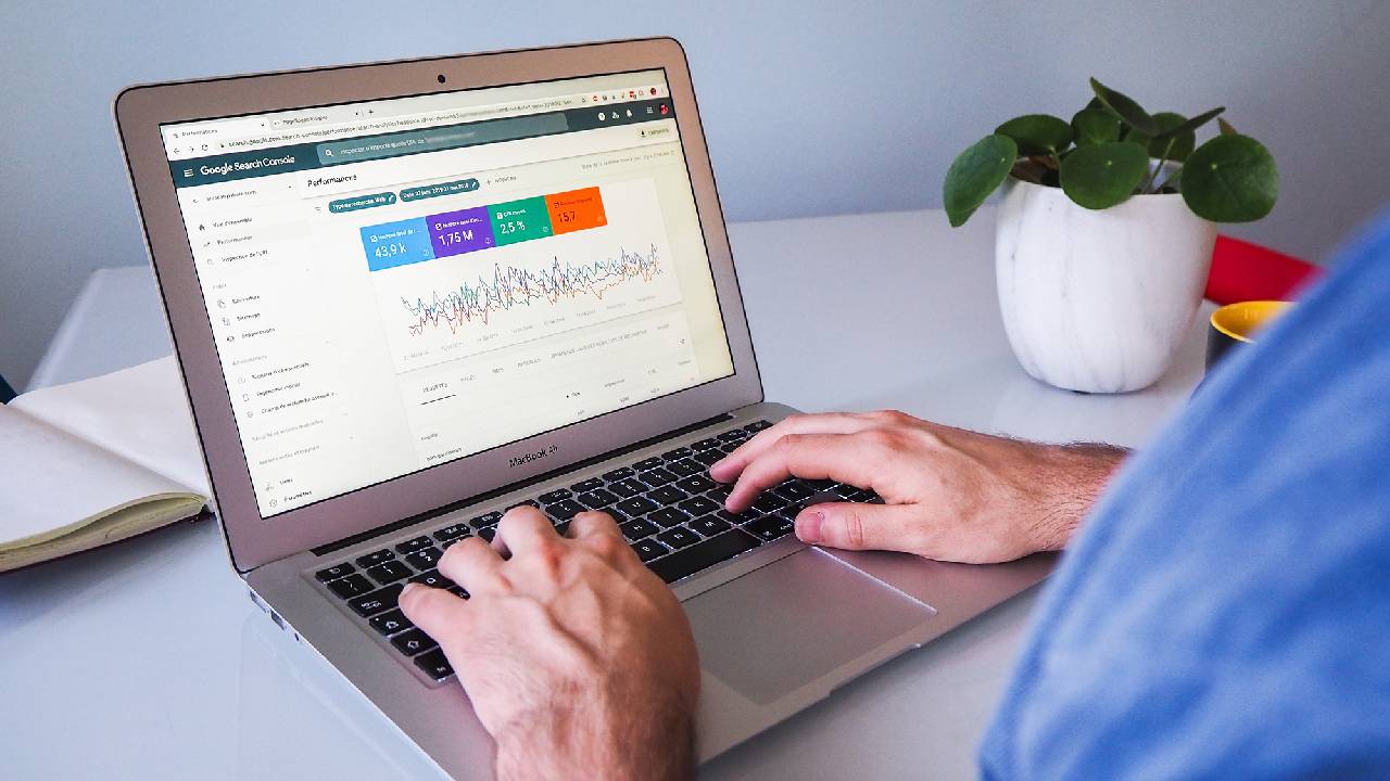 Verktyg som hjälper din hemsida att ranka i sökmotorer 43 google search console myriam jessier unsplash