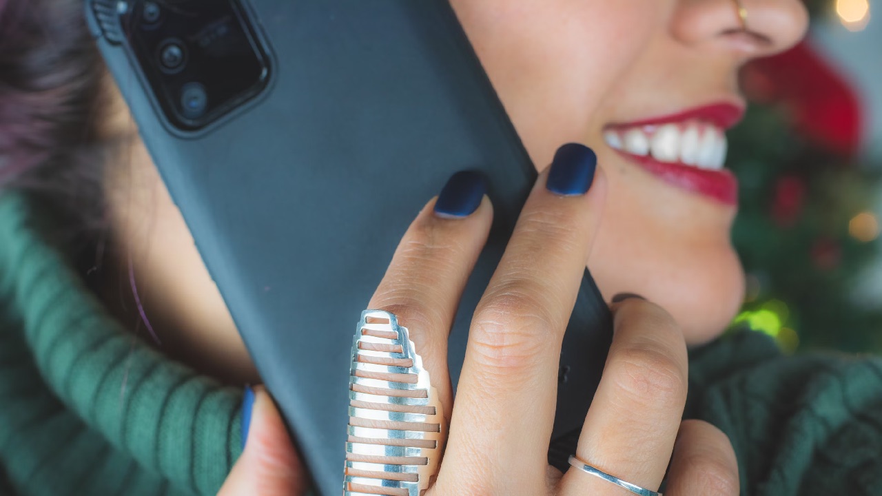 Spela in samtal på Android – utan att motparten vet det 43 phone android woman call patty zavala unsplash