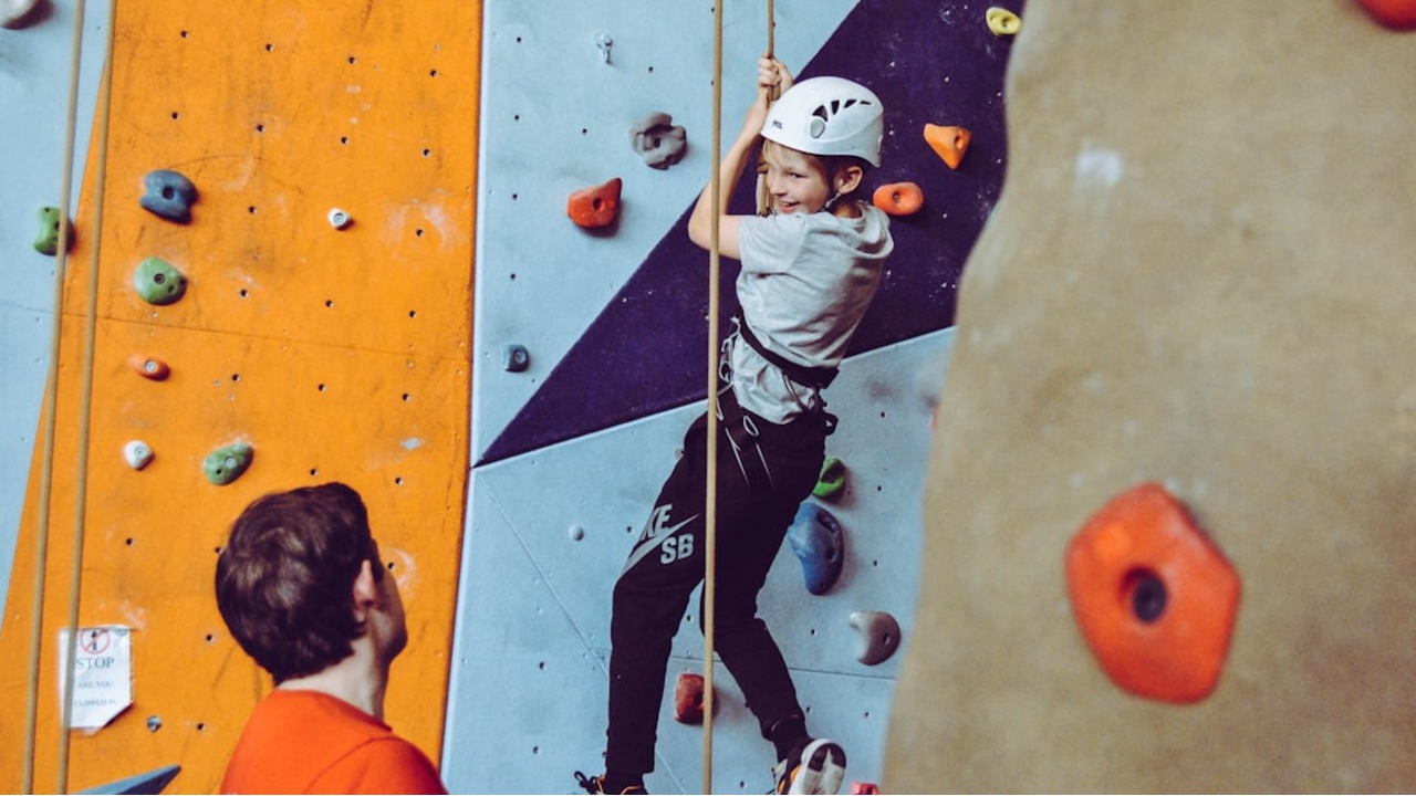 barn klattring unsplash