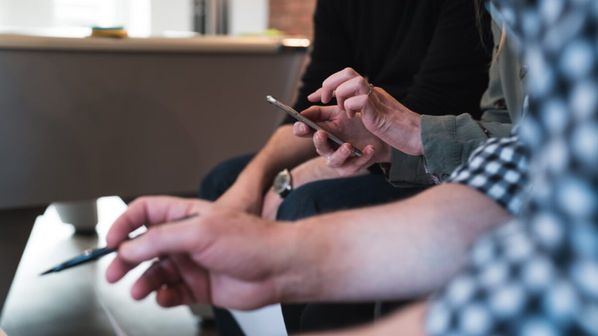 Mobilförbud i grundskolan från 2026 44 phone hands unsplash