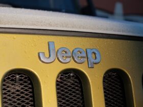 Jeep Wrangler 4xe slutade fungera efter misslyckad mjukvaruuppdatering 81 jeep brand logo 2024 james jeremy beckers unsplash
