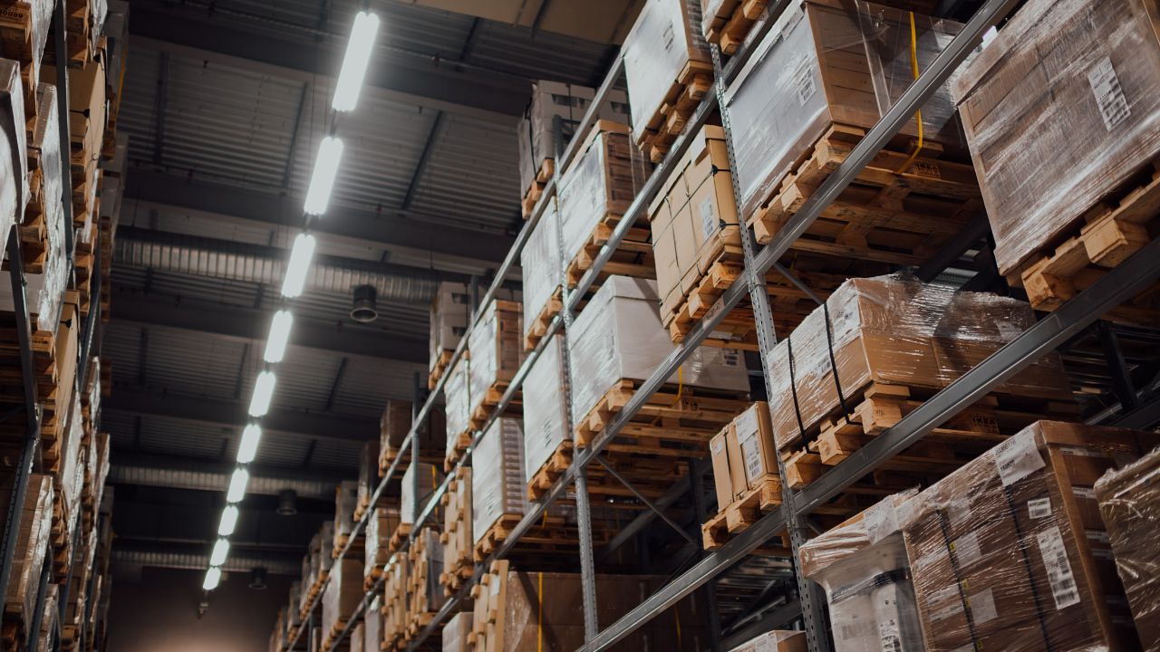 Clas Ohlson gör miljardvinst – sänker ersättningen till anställda 43 warehouse lager chuttersnap unsplash